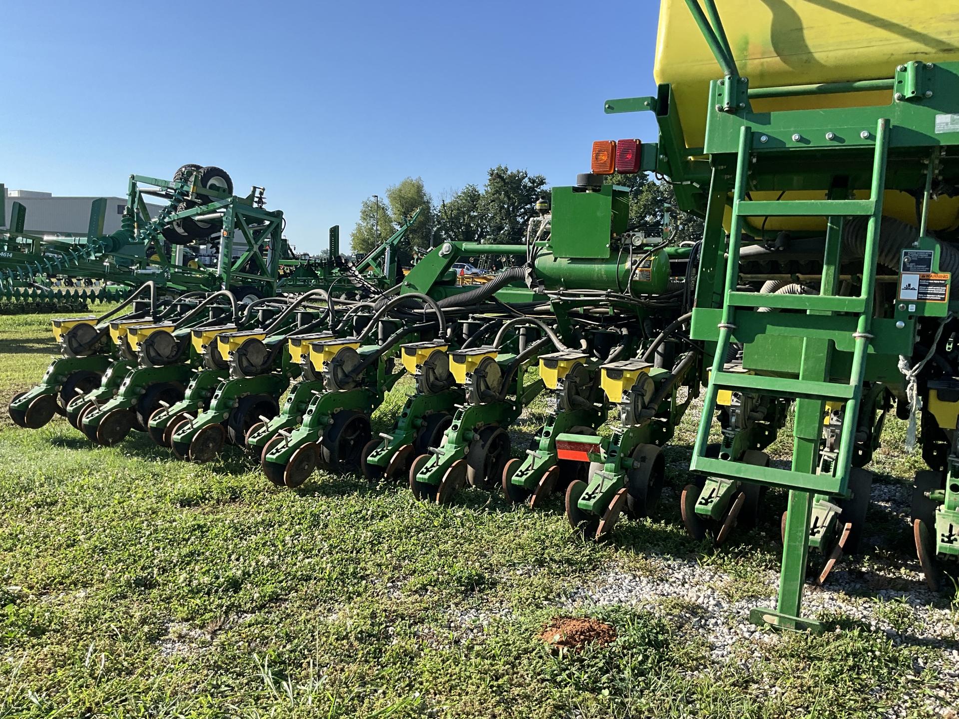 2019 John Deere 1725 CCS 25 rows 19″ Image