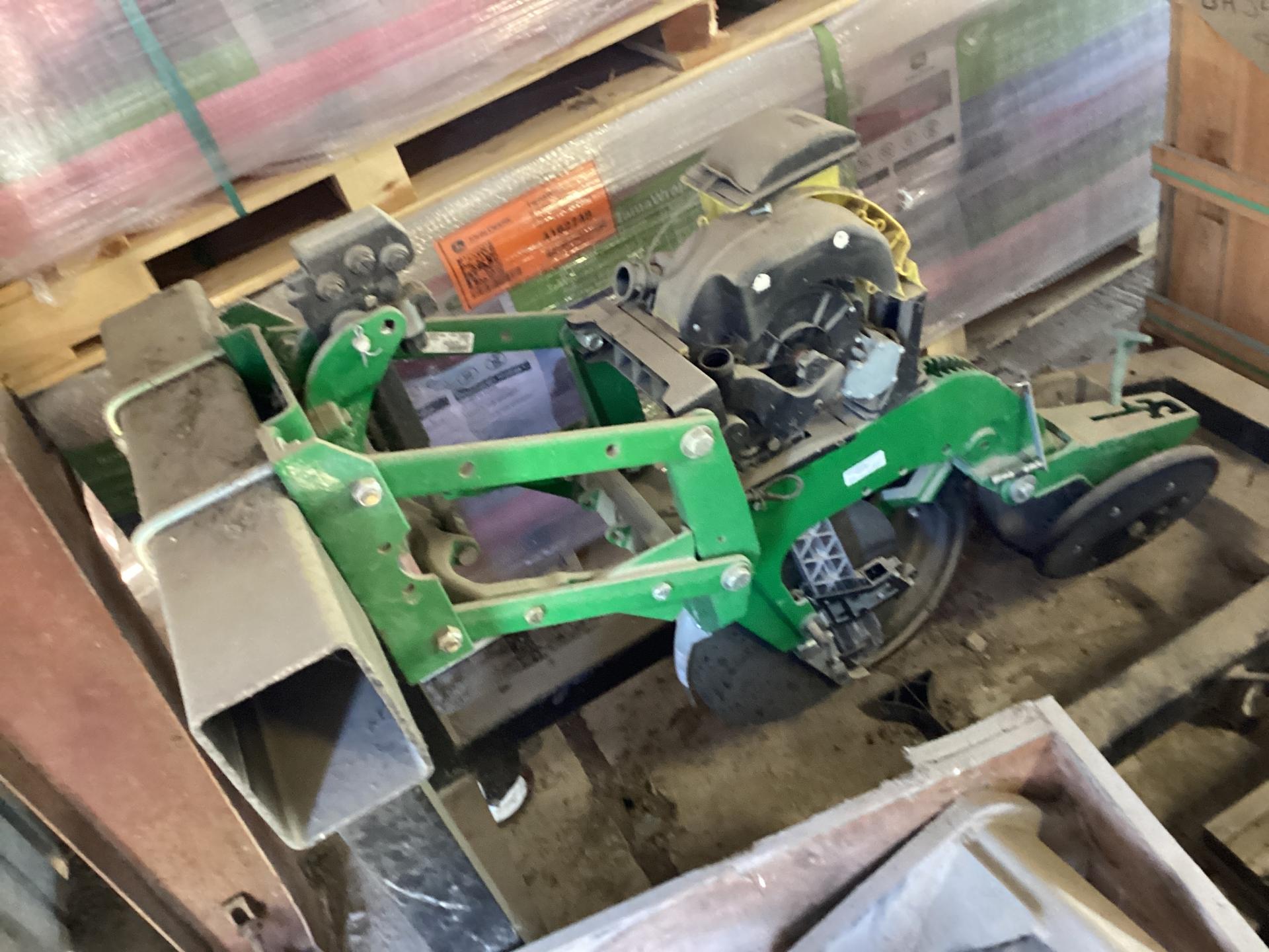 2015 John Deere MaxEmerge 5 1 row – demo stand Image