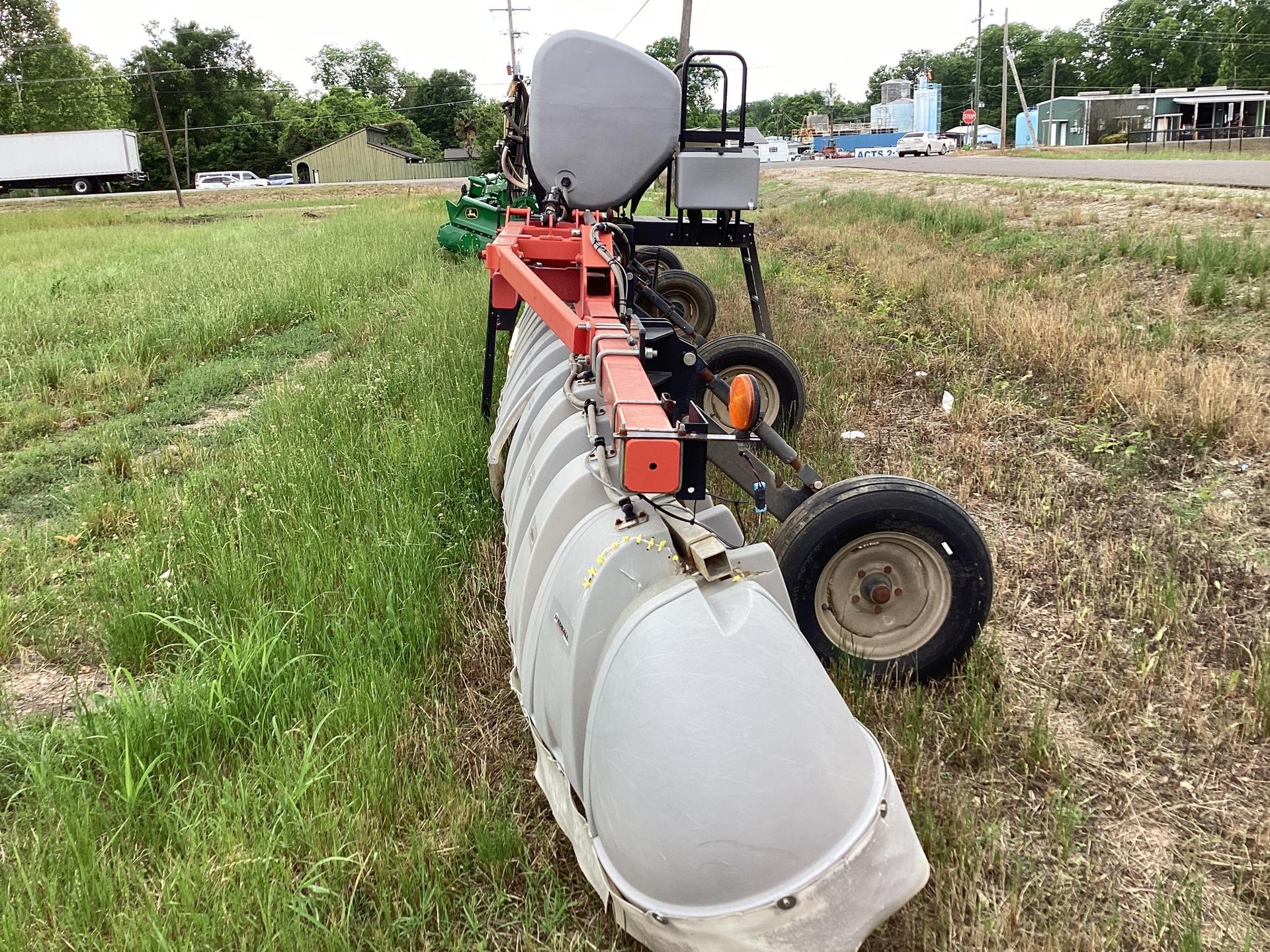 2017 Willmar 642 Broadcast Hooded sprayer