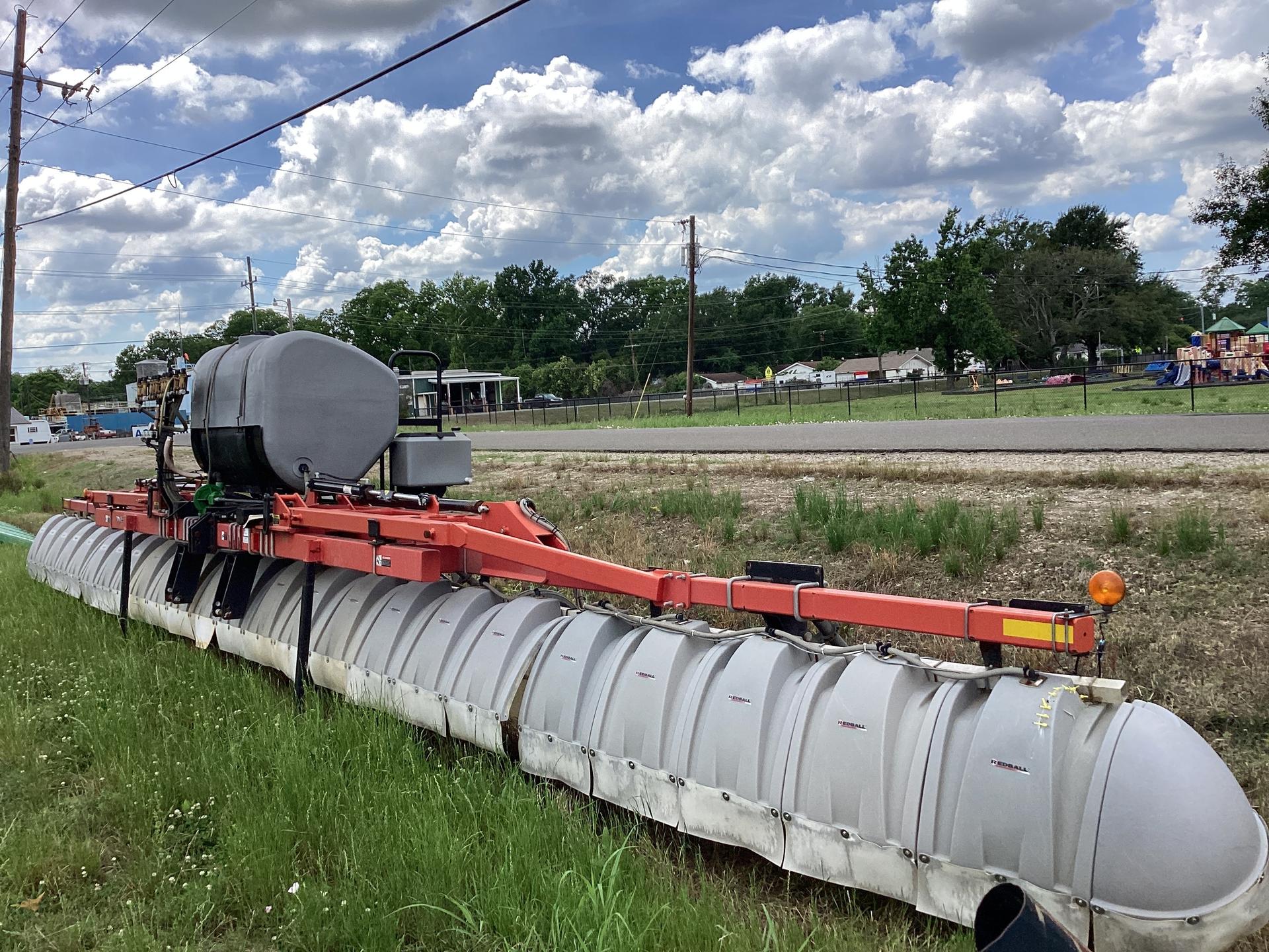 2017 Willmar 642 Broadcast Hooded sprayer