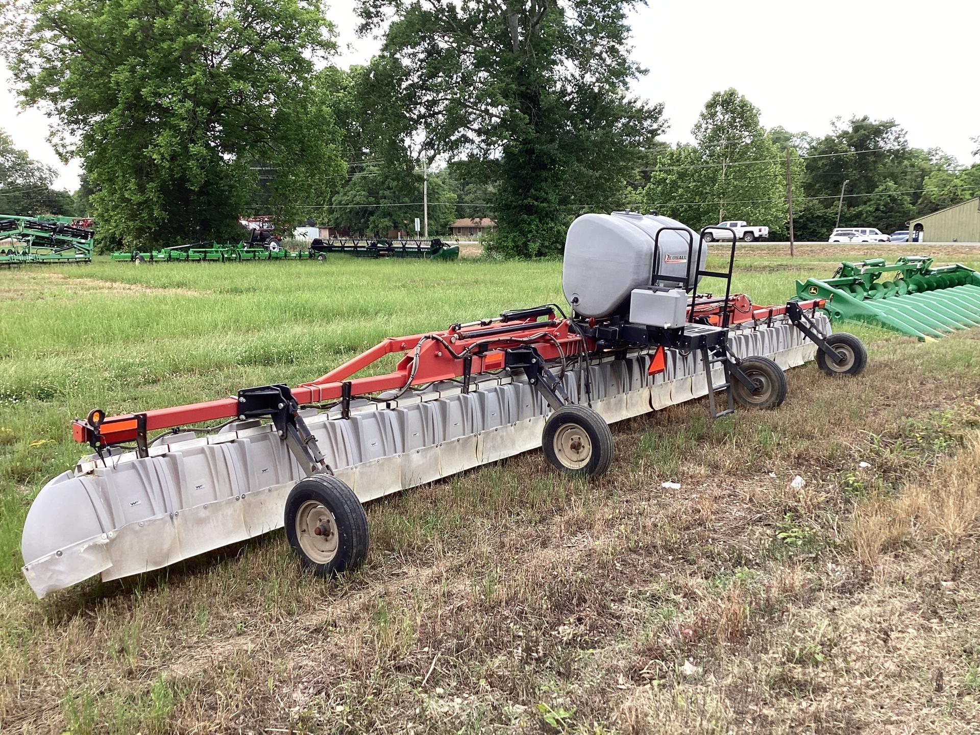 2017 Willmar 642 Broadcast Hooded sprayer