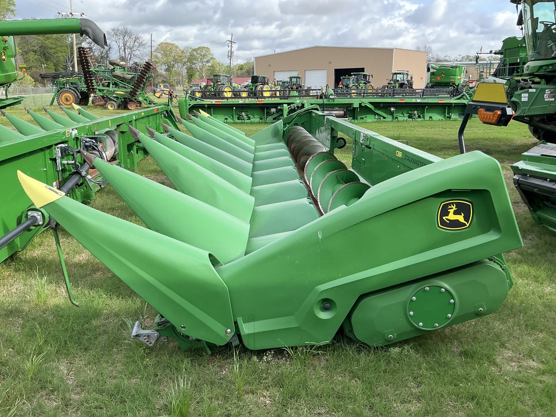2022 John Deere C8R CORN HEAD Image