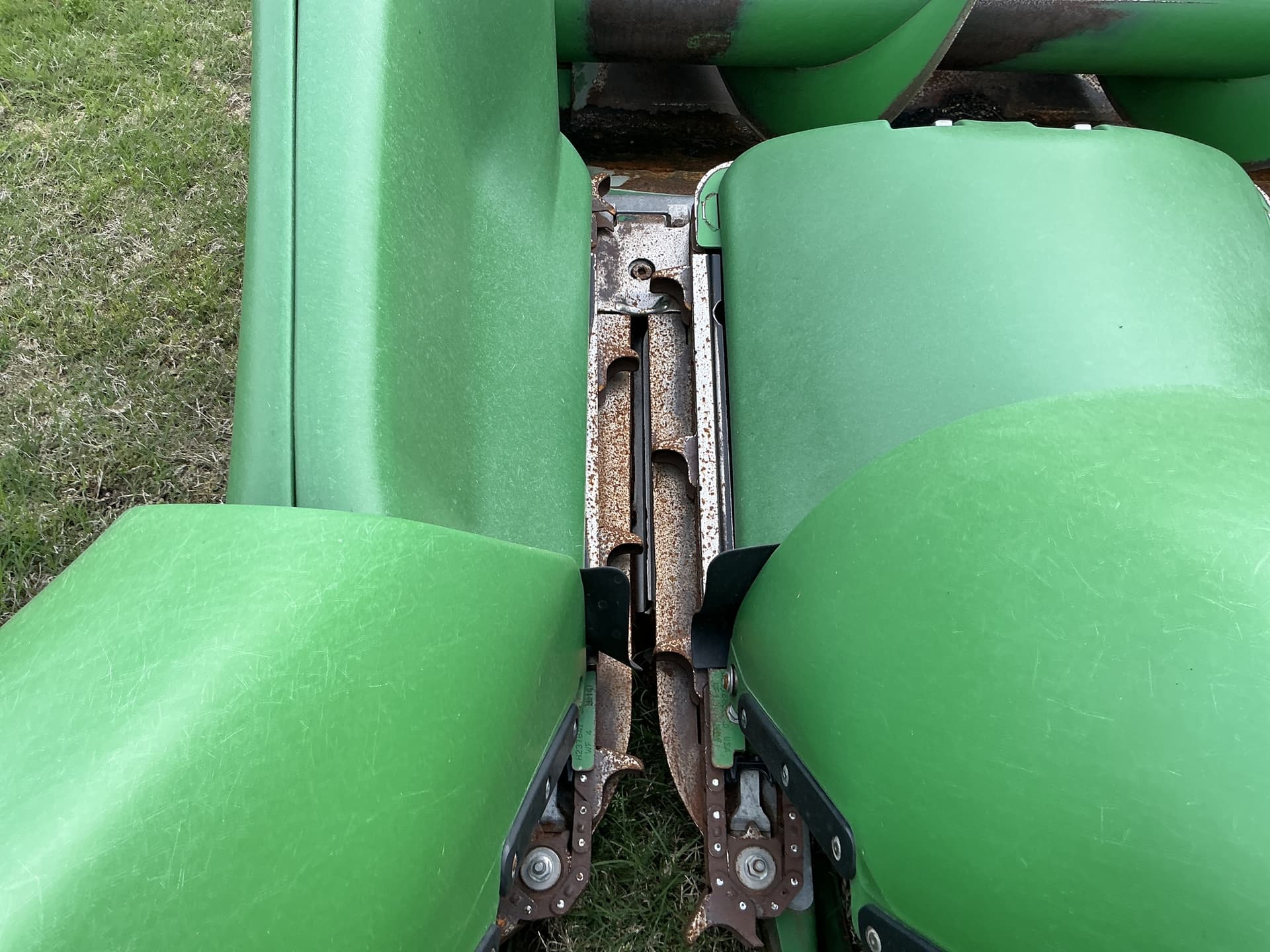 2022 John Deere C8R CORN HEAD Image