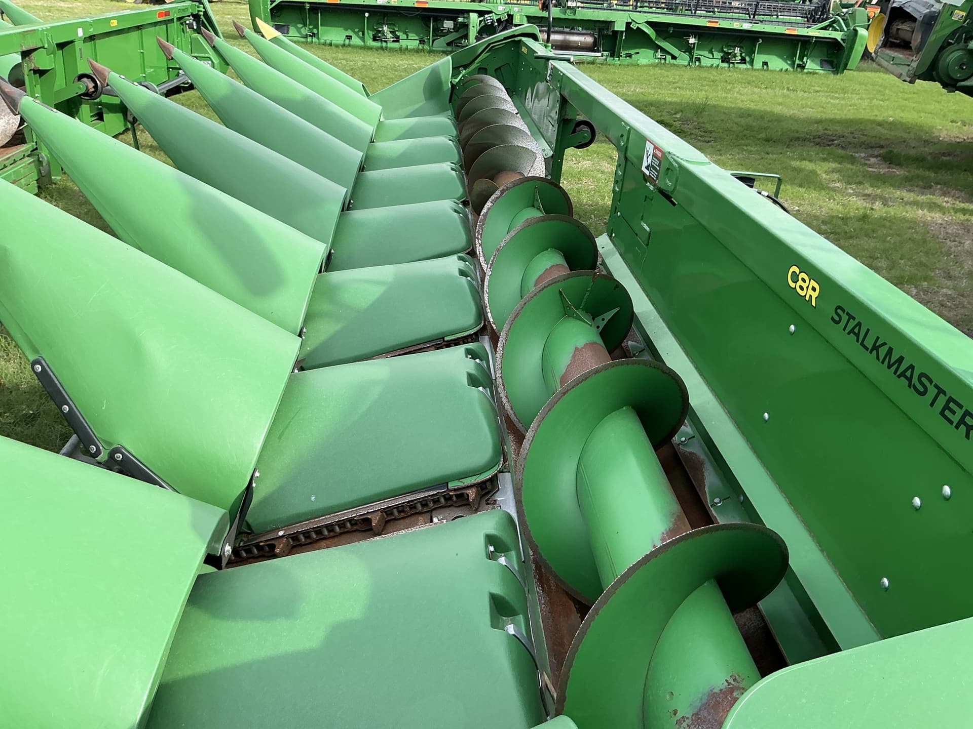 2022 John Deere C8R CORN HEAD Image