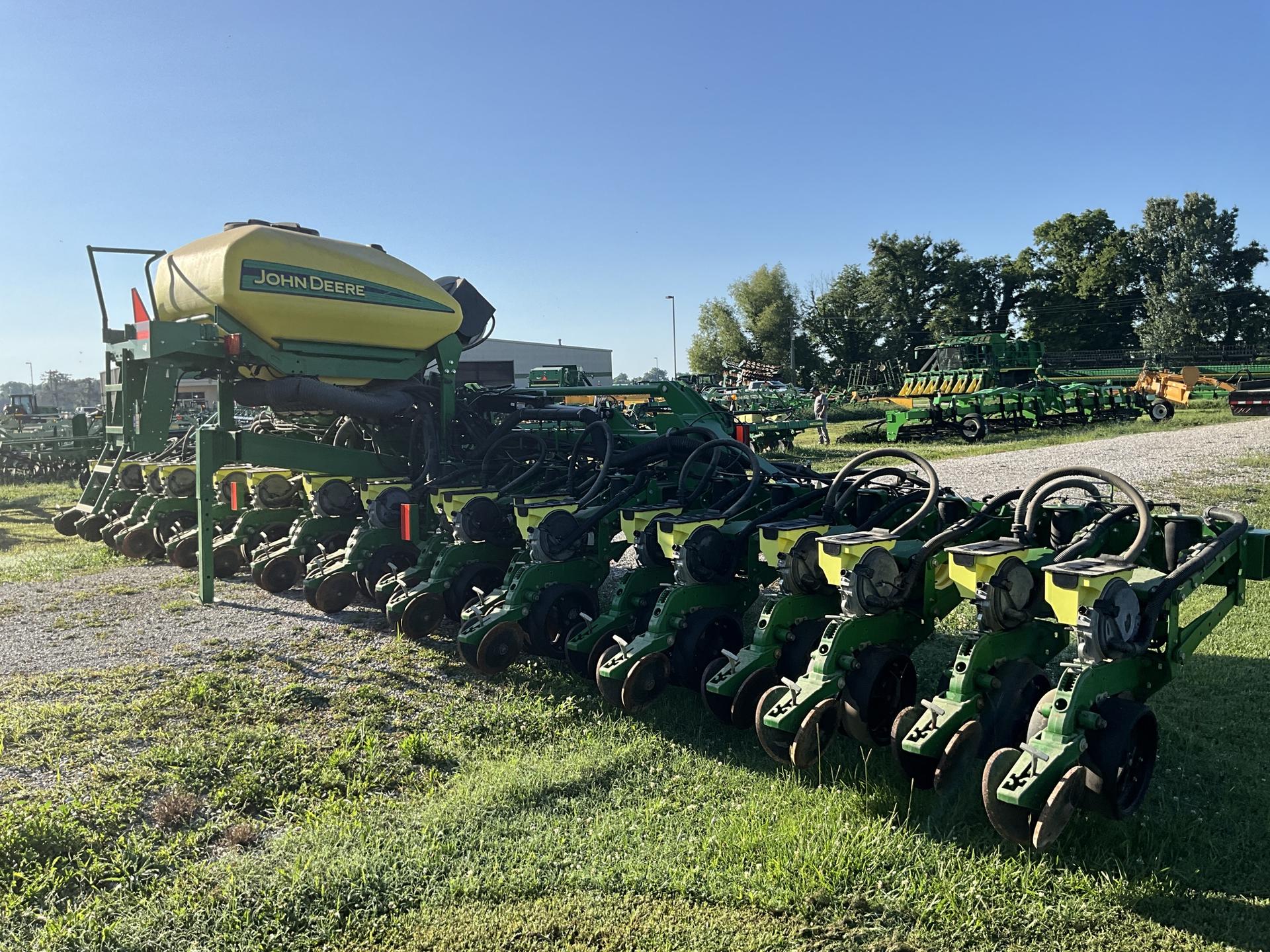 2019 John Deere 1725 CCS 25 rows 19″ spacing Image