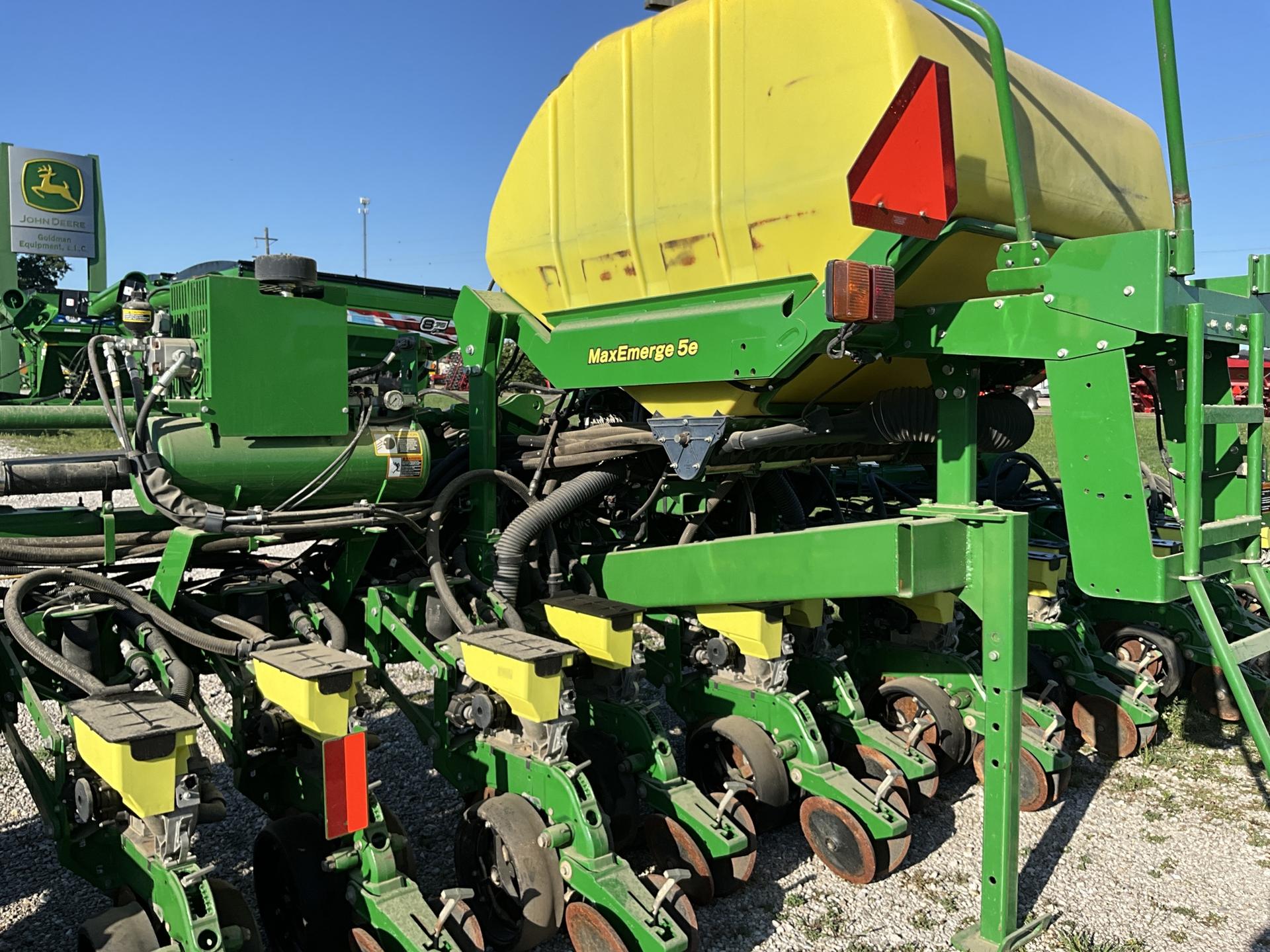 2019 John Deere 1725 CCS 25 rows 19″ spacing Image