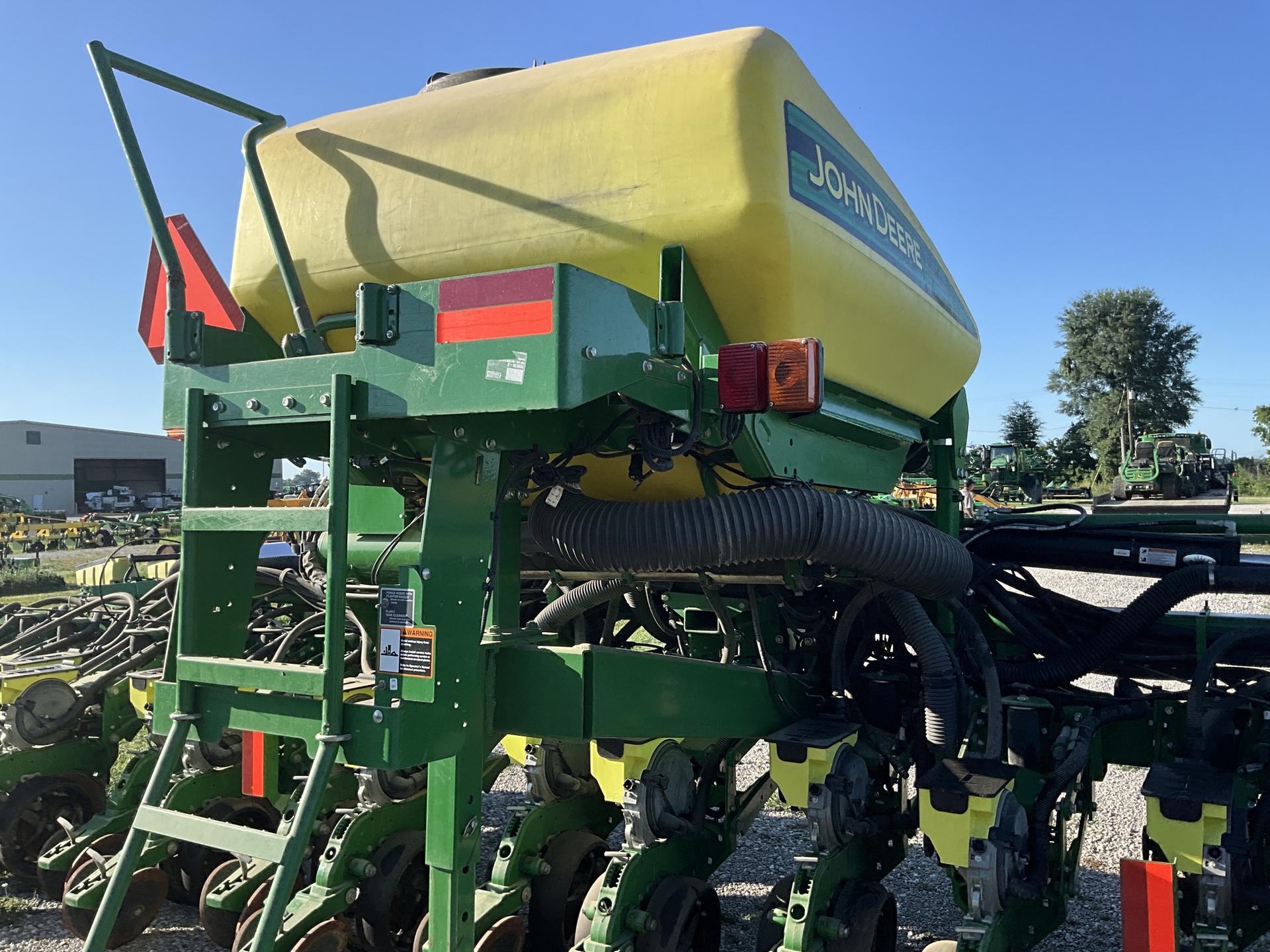 2019 John Deere 1725 CCS 25 rows 19″ spacing Image