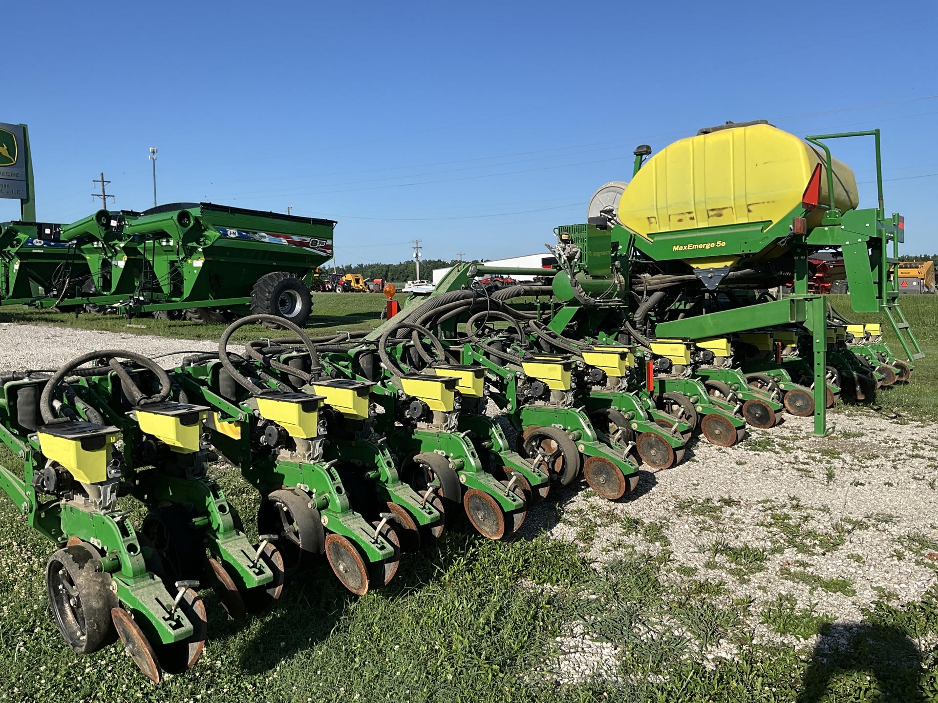 2019 John Deere 1725 CCS 25 rows 19″ spacing Image