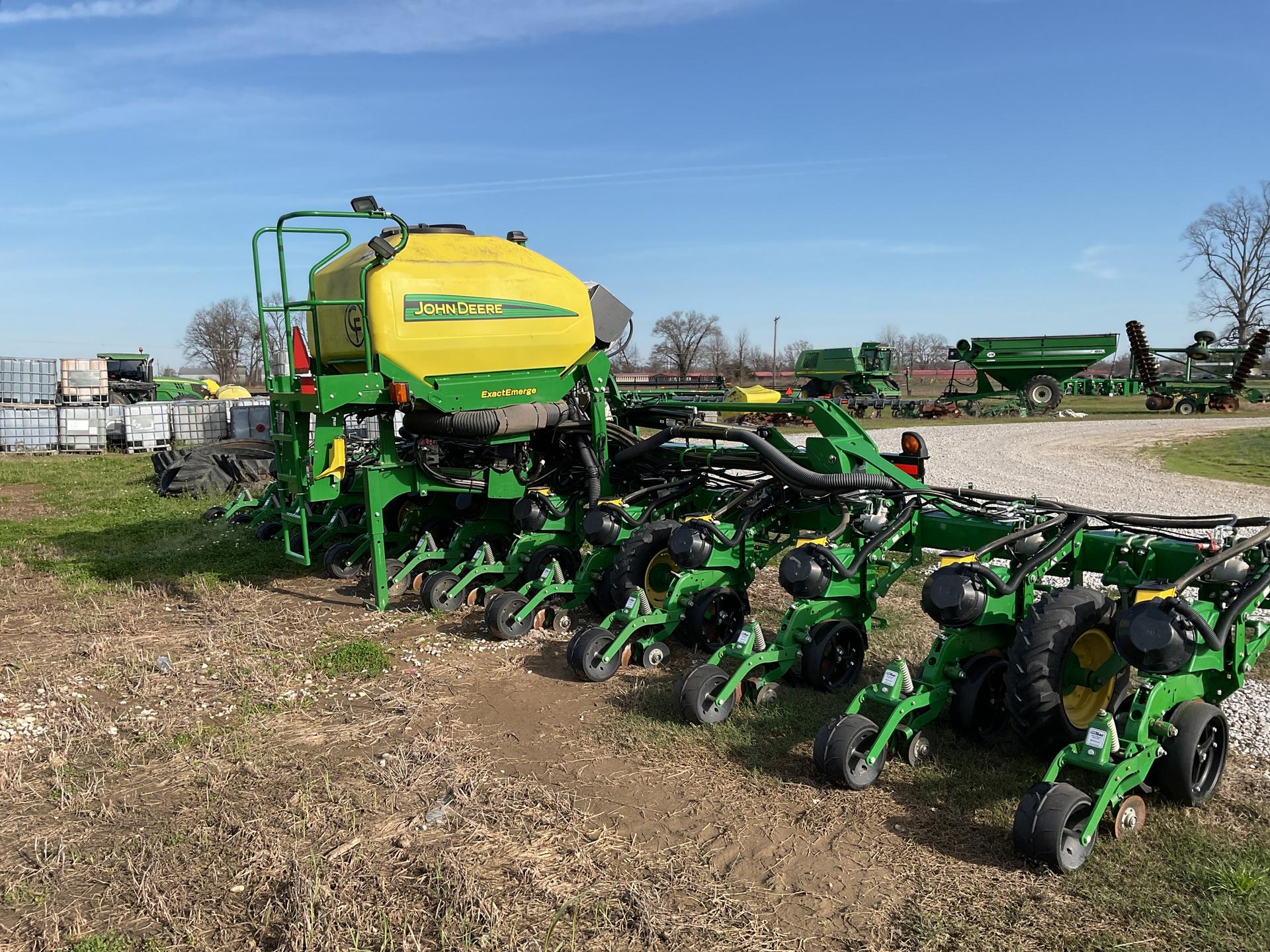 2021 John Deere DR12 – 36″ rows Image