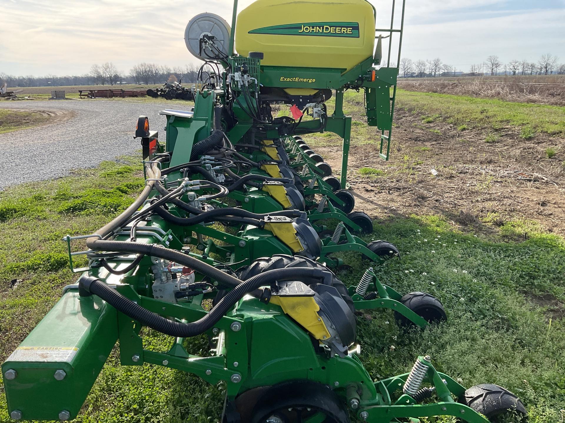 2021 John Deere DR12 – 36″ rows Image