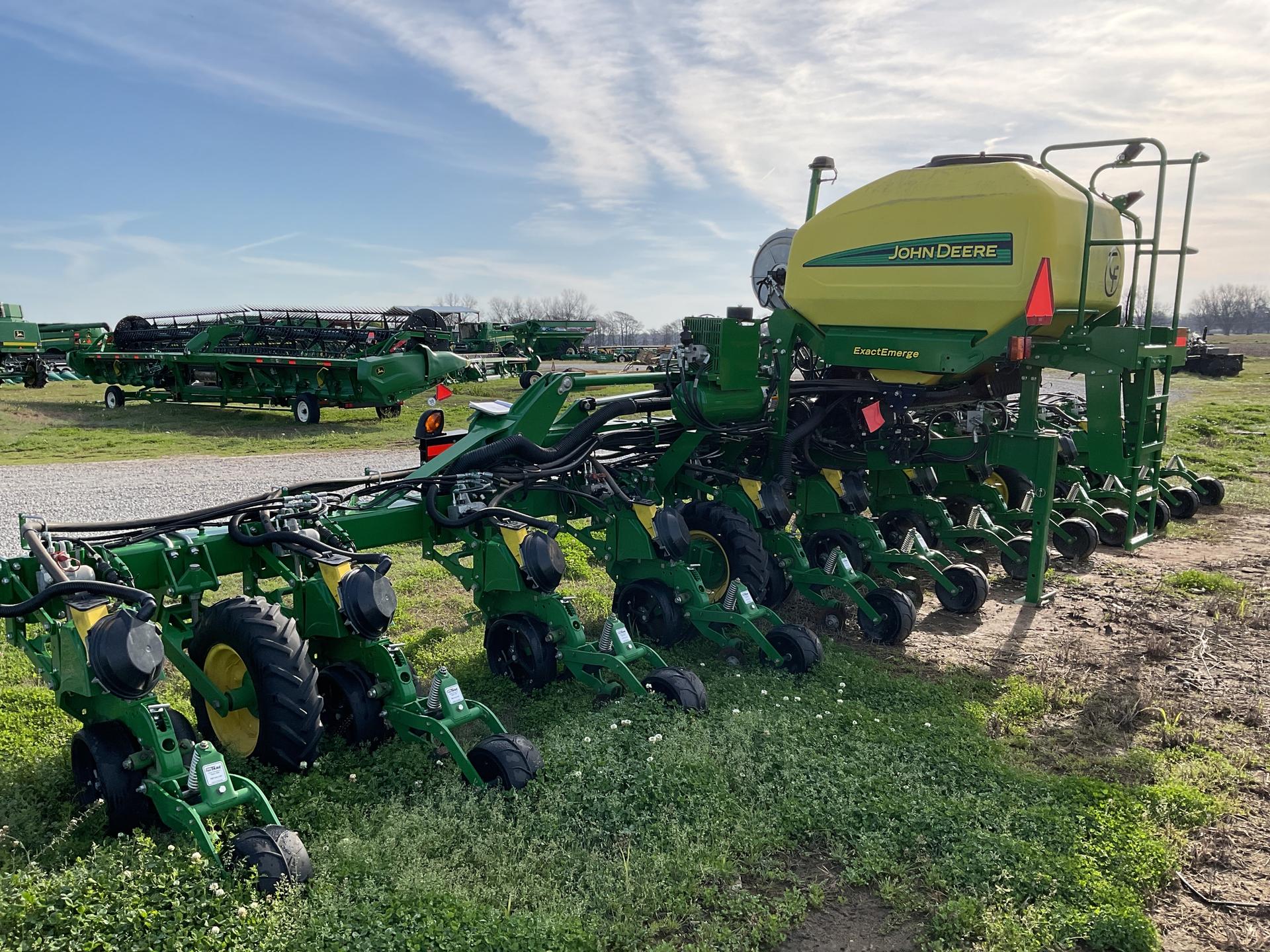 2021 John Deere DR12 – 36″ rows Image