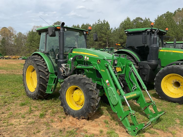 2017 John Deere 6135E