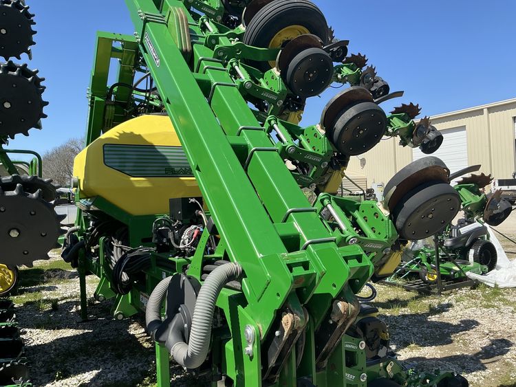 2022 Precision Planting 18R30 HS Planter Worx